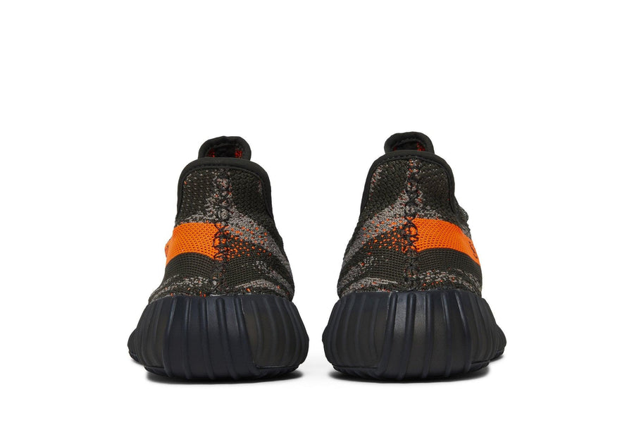 Vista superior do Yeezy Yeezy 350 V2 Carbon Beluga mostrando abertura, lingueta e cadarços