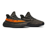 Vista frontal do Yeezy Yeezy 350 V2 Carbon Beluga mostrando biqueira e costuras