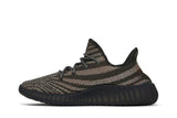 Vista lateral do Yeezy Yeezy 350 V2 Carbon Beluga mostrando design do cabedal e logo da marca
