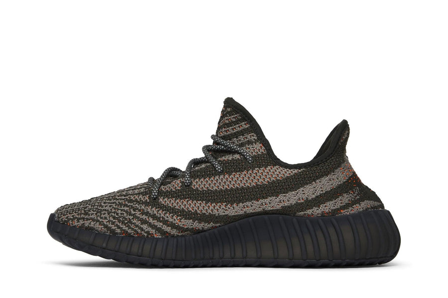 Vista lateral do Yeezy Yeezy 350 V2 Carbon Beluga mostrando design do cabedal e logo da marca
