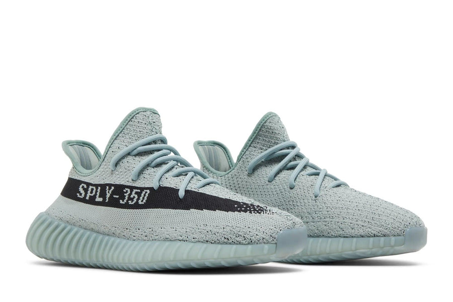 Vista frontal do Yeezy Yeezy Boost 350 V2 Salt mostrando biqueira e costuras