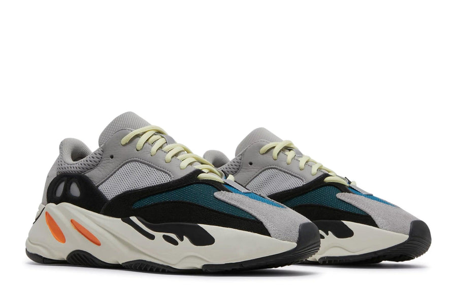 Vista frontal do Yeezy Yeezy 700 V1 Wave Runner mostrando biqueira e costuras