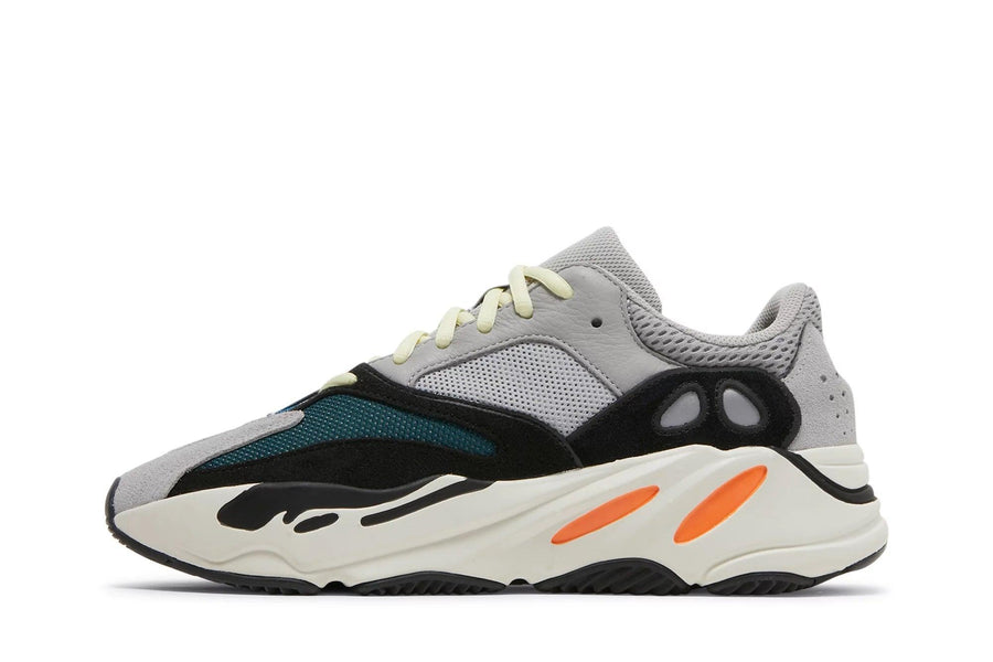Vista lateral do Yeezy Yeezy 700 V1 Wave Runner mostrando design do cabedal e logo da marca