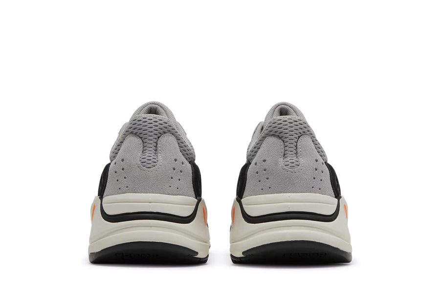 Vista superior do Yeezy Yeezy 700 V1 Wave Runner mostrando abertura, lingueta e cadarços