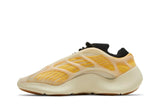 Vista lateral do Yeezy Yeezy 700 V3 Mono Safflower mostrando design do cabedal e logo da marca