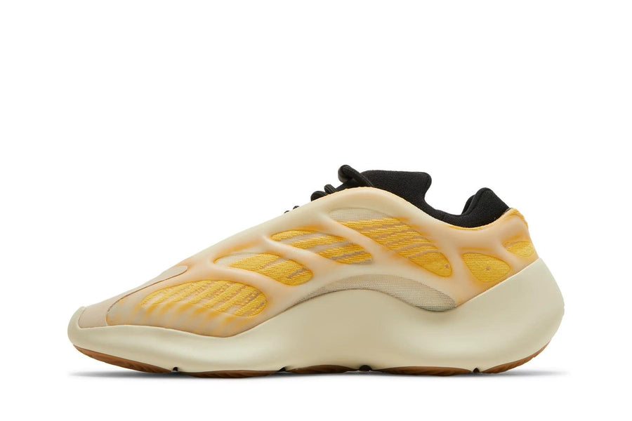 Vista lateral do Yeezy Yeezy 700 V3 Mono Safflower mostrando design do cabedal e logo da marca