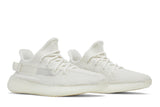 Vista frontal do Yeezy Yeezy Boost 350 V2 Bone mostrando biqueira e costuras