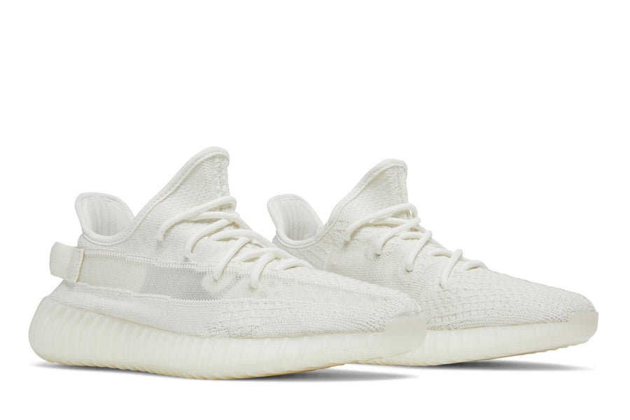 Vista frontal do Yeezy Yeezy Boost 350 V2 Bone mostrando biqueira e costuras