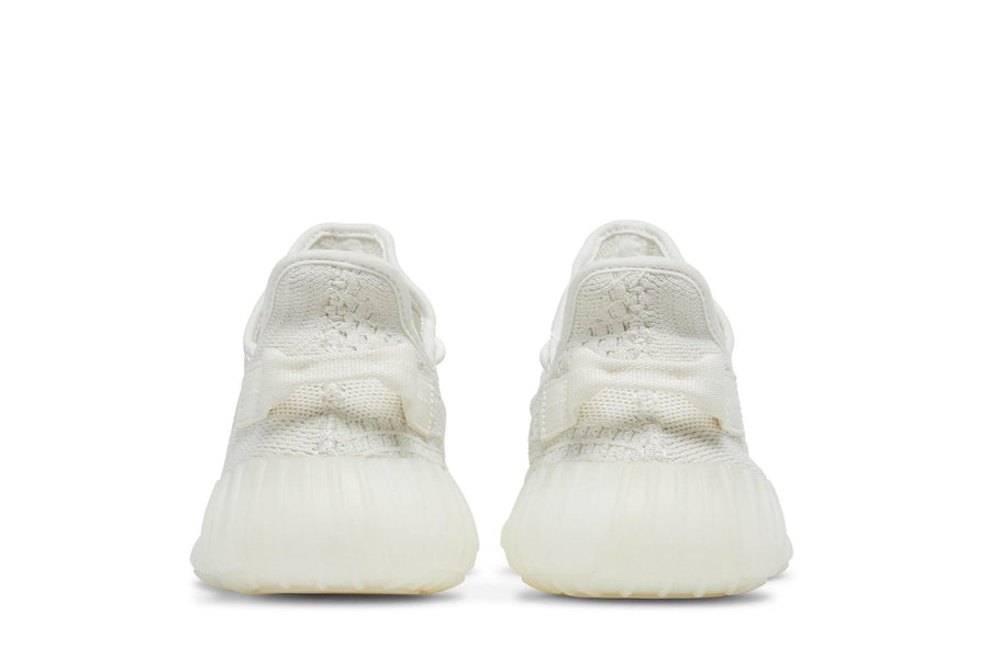 Vista superior do Yeezy Yeezy Boost 350 V2 Bone mostrando abertura, lingueta e cadarços