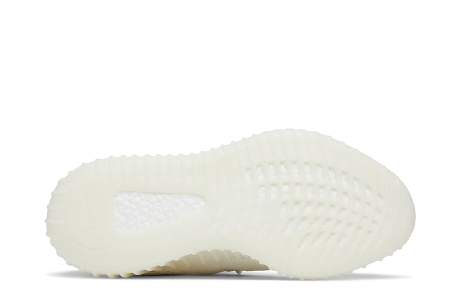 Vista traseira do Yeezy Yeezy Boost 350 V2 Bone mostrando calcanheira e detalhes do solado