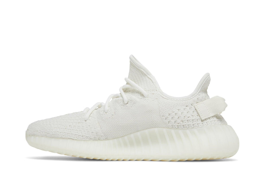 Vista lateral do Yeezy Yeezy Boost 350 V2 Bone mostrando design do cabedal e logo da marca