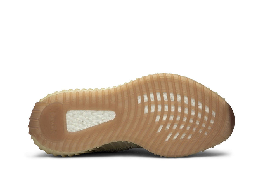 Vista traseira do Yeezy Yeezy Boost 350 v2 Citrin mostrando calcanheira e detalhes do solado