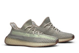 Vista frontal do Yeezy Yeezy Boost 350 v2 Citrin mostrando biqueira e costuras