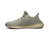 Vista lateral do Yeezy Yeezy Boost 350 v2 Citrin mostrando design do cabedal e logo da marca