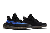 Vista frontal do Yeezy Yeezy Boost 350 V2 Dazzling Blue mostrando biqueira e costuras