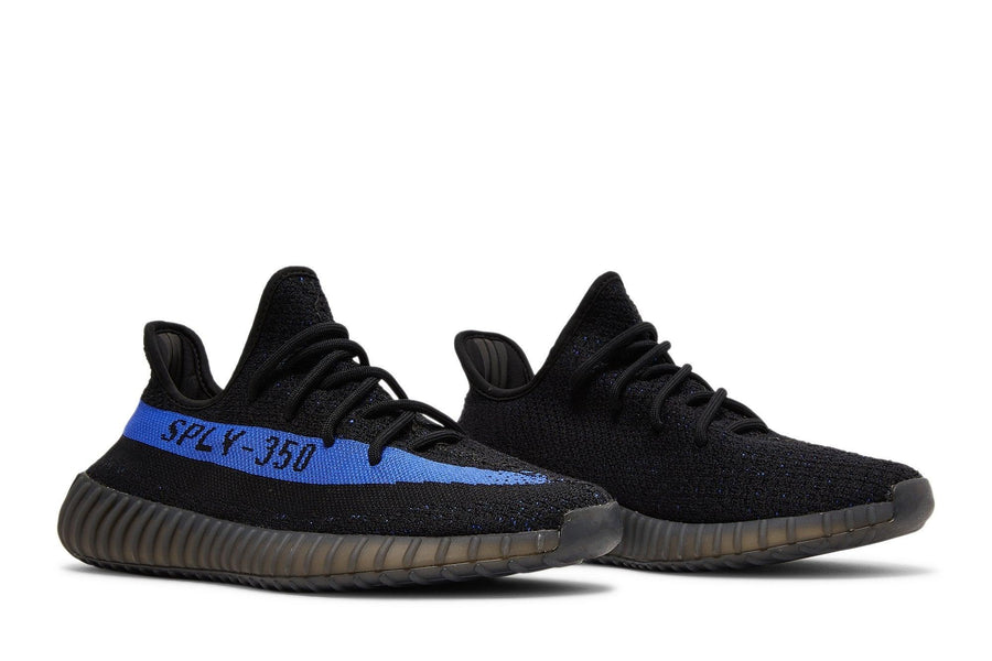 Vista frontal do Yeezy Yeezy Boost 350 V2 Dazzling Blue mostrando biqueira e costuras