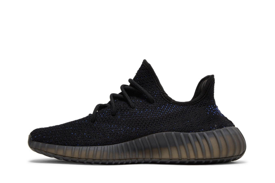 Vista lateral do Yeezy Yeezy Boost 350 V2 Dazzling Blue mostrando design do cabedal e logo da marca