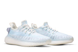 Vista frontal do Yeezy Yeezy Boost 350 v2 Mono Ice mostrando biqueira e costuras