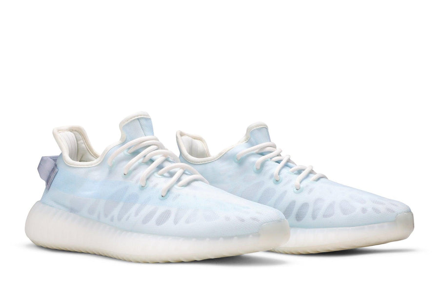 Vista frontal do Yeezy Yeezy Boost 350 v2 Mono Ice mostrando biqueira e costuras
