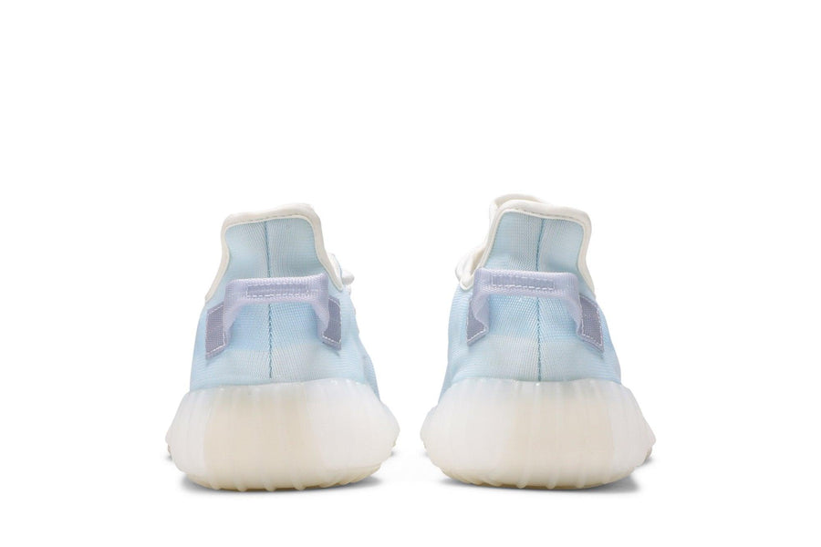 Vista superior do Yeezy Yeezy Boost 350 v2 Mono Ice mostrando abertura, lingueta e cadarços