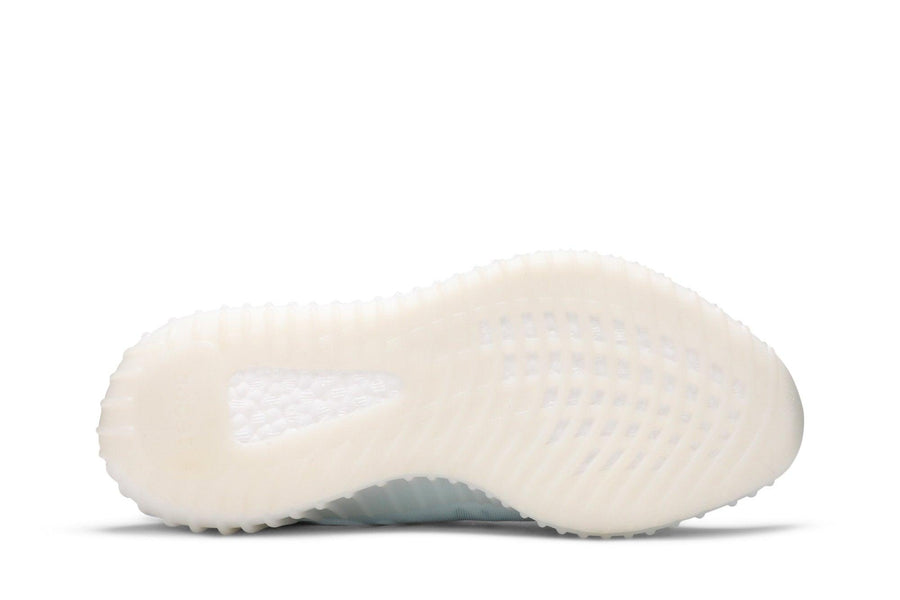 Vista traseira do Yeezy Yeezy Boost 350 v2 Mono Ice mostrando calcanheira e detalhes do solado