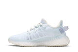 Vista lateral do Yeezy Yeezy Boost 350 v2 Mono Ice mostrando design do cabedal e logo da marca
