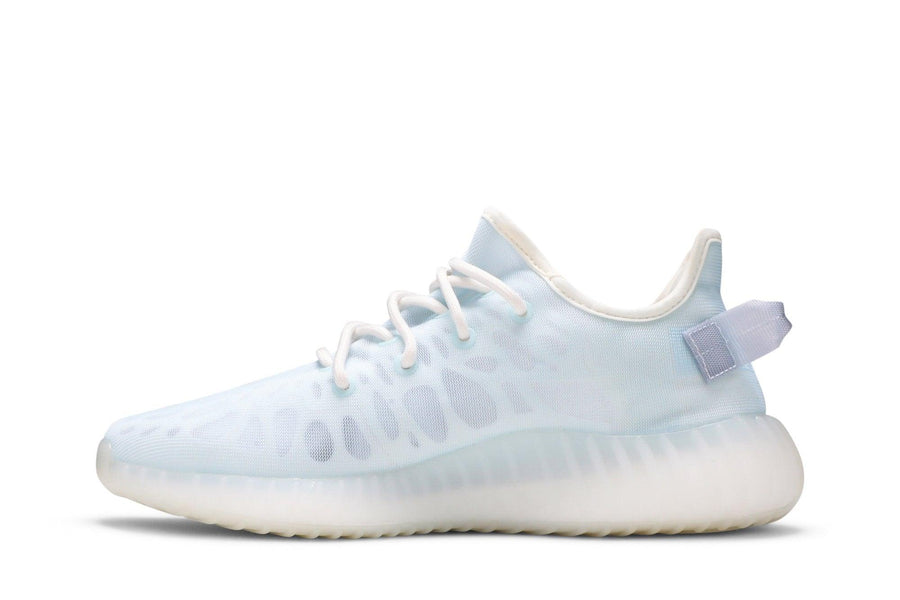 Vista lateral do Yeezy Yeezy Boost 350 v2 Mono Ice mostrando design do cabedal e logo da marca