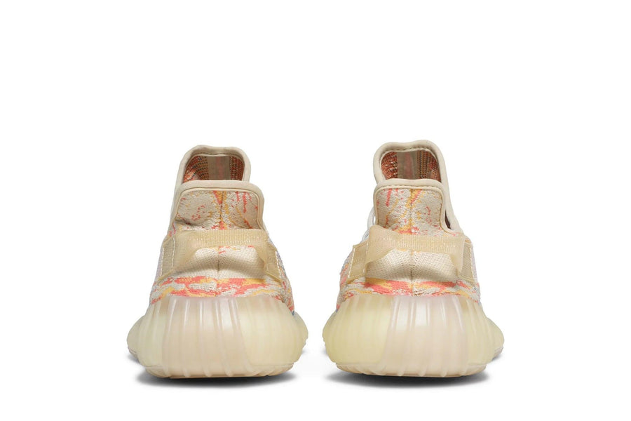 Vista superior do Yeezy Yeezy Boost 350 V2 MX Oat mostrando abertura, lingueta e cadarços
