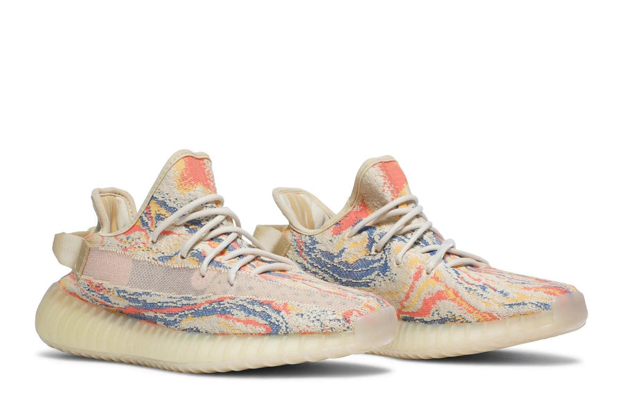 Vista frontal do Yeezy Yeezy Boost 350 V2 MX Oat mostrando biqueira e costuras