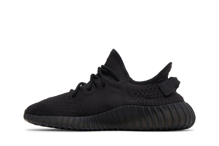 Vista lateral do Yeezy Yeezy Boost 350 V2 Onyx mostrando design do cabedal e logo da marca