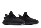 Vista frontal do Yeezy Yeezy Boost 350 V2 Onyx mostrando biqueira e costuras