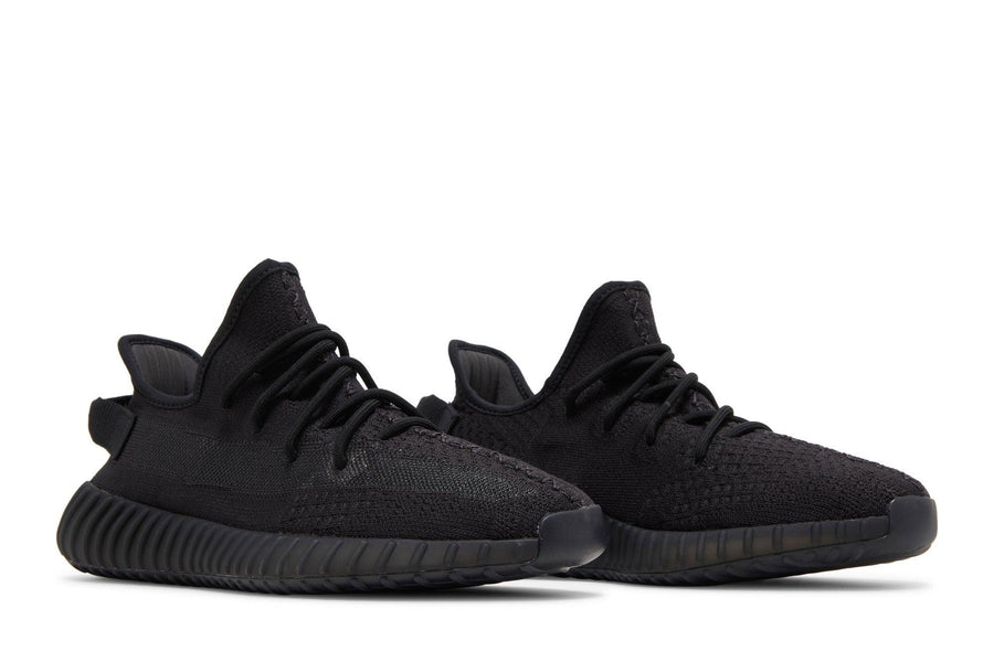 Vista frontal do Yeezy Yeezy Boost 350 V2 Onyx mostrando biqueira e costuras