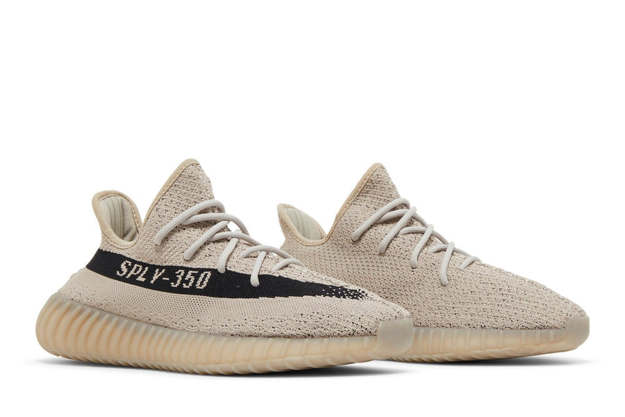 Vista frontal do Yeezy Yeezy Boost 350 V2 Slate mostrando biqueira e costuras