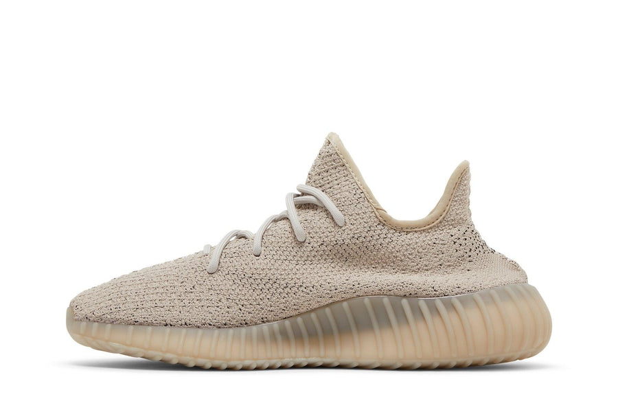 Vista lateral do Yeezy Yeezy Boost 350 V2 Slate mostrando design do cabedal e logo da marca