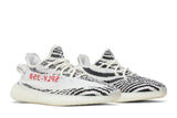 Vista frontal do Yeezy Yeezy Boost 350 v2 Zebra mostrando biqueira e costuras