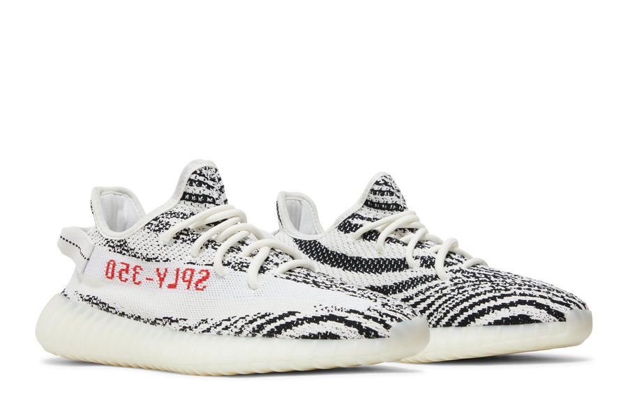Vista frontal do Yeezy Yeezy Boost 350 v2 Zebra mostrando biqueira e costuras