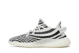 Vista lateral do Yeezy Yeezy Boost 350 v2 Zebra mostrando design do cabedal e logo da marca