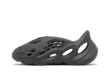 Vista lateral do Yeezy Yeezy Foam Runner Carbon mostrando design do cabedal e logo da marca