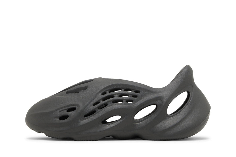 Vista lateral do Yeezy Yeezy Foam Runner Carbon mostrando design do cabedal e logo da marca