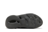 Vista traseira do Yeezy Yeezy Foam Runner Carbon mostrando calcanheira e detalhes do solado