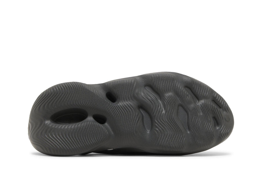 Vista traseira do Yeezy Yeezy Foam Runner Carbon mostrando calcanheira e detalhes do solado