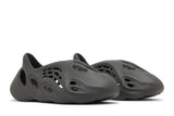 Vista frontal do Yeezy Yeezy Foam Runner Carbon mostrando biqueira e costuras