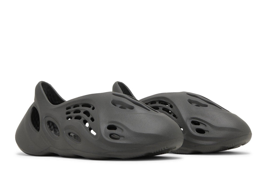 Vista frontal do Yeezy Yeezy Foam Runner Carbon mostrando biqueira e costuras