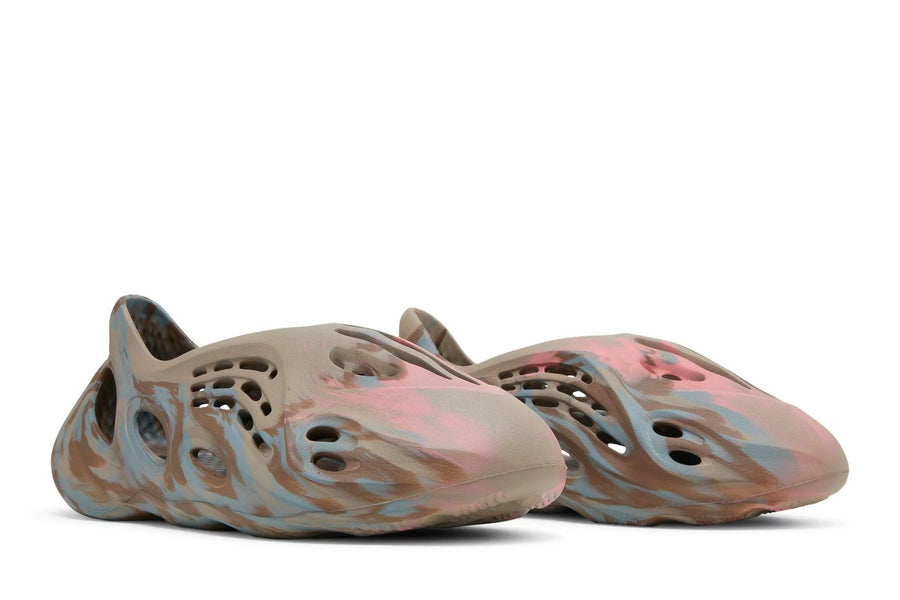 Vista frontal do Yeezy Yeezy Foam Runner MX Sand Grey mostrando biqueira e costuras
