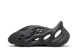Vista lateral do Yeezy Yeezy Foam Runner Onyx mostrando design do cabedal e logo da marca