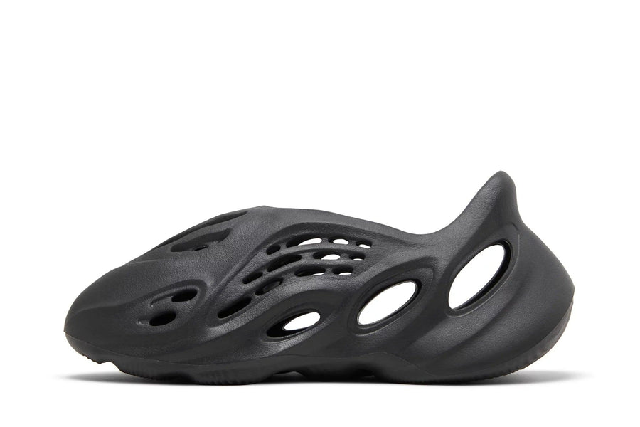 Vista lateral do Yeezy Yeezy Foam Runner Onyx mostrando design do cabedal e logo da marca