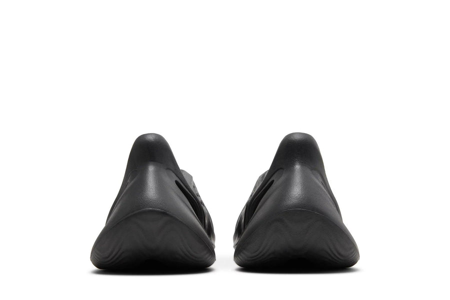 Vista superior do Yeezy Yeezy Foam Runner Onyx mostrando abertura, lingueta e cadarços