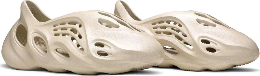Vista frontal do Yeezy Yeezy Foam Runner Sand mostrando biqueira e costuras