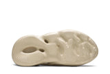 Vista traseira do Yeezy Yeezy Foam Runner Sand mostrando calcanheira e detalhes do solado