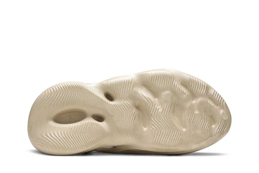 Vista traseira do Yeezy Yeezy Foam Runner Sand mostrando calcanheira e detalhes do solado